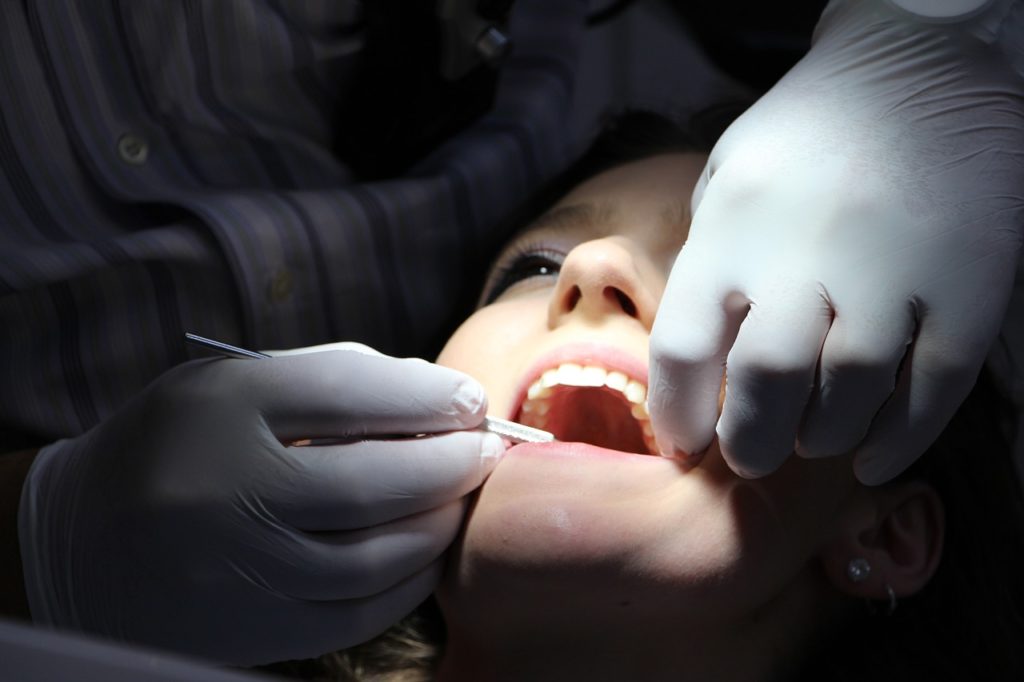 Zahnhygiene und Zahnarztbehandlungen während der Schwangerschaft sind ein vieldiskutiertes Thema. Was du dazu wissen solltest, erfährst du hier. - Zahnarzt Schwangerschaft
