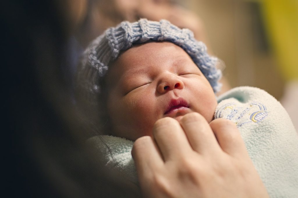 Dein Baby will nicht einschlafen? Warum es das erst lernen muss und wie du ihm helfen kannst, haben wir für dich zusammengefasst!