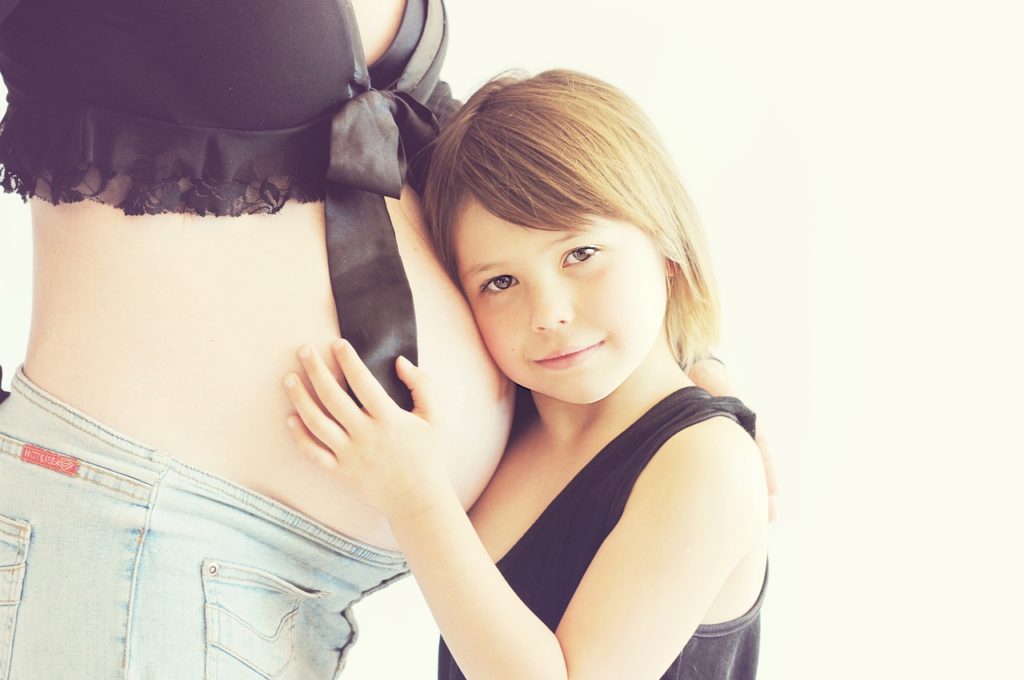 In der 23. SSW wird dein Baby richtig aktiv und turnt in deinem Bauch. Doch auch verschiedene Schwangerschaftsbeschwerden können auftreten.