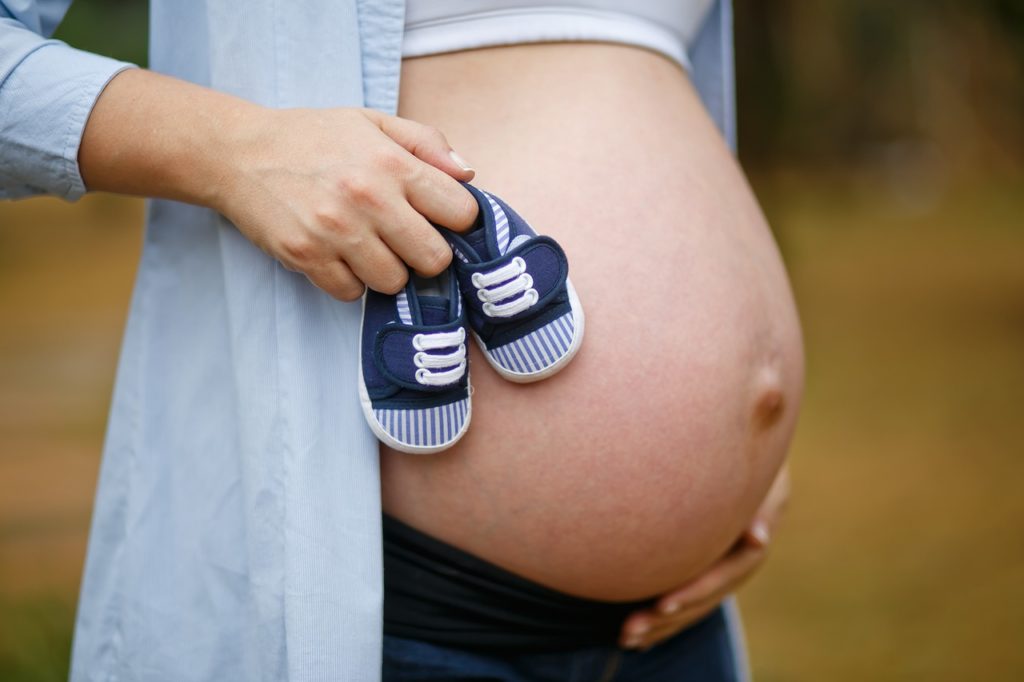 In der 25. SSW solltest du dich auf Schwangerschaftsdiabetes testen lassen. Erfahre zudem, wie du Erleichterung mit dem wachsenden Babybauch erfährst.