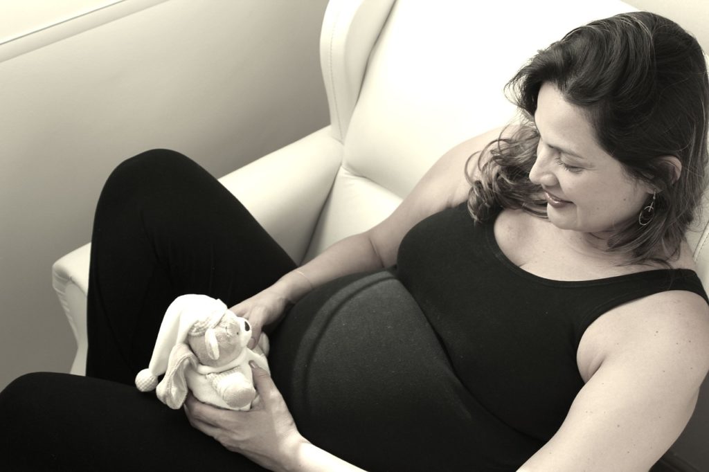Nicht wenige Schwangere sind im 3. Trimester vom Vena-Cava-Syndrom betroffen. Was es bedeutet und woran du es erkennst, erfährst du im Artikel!