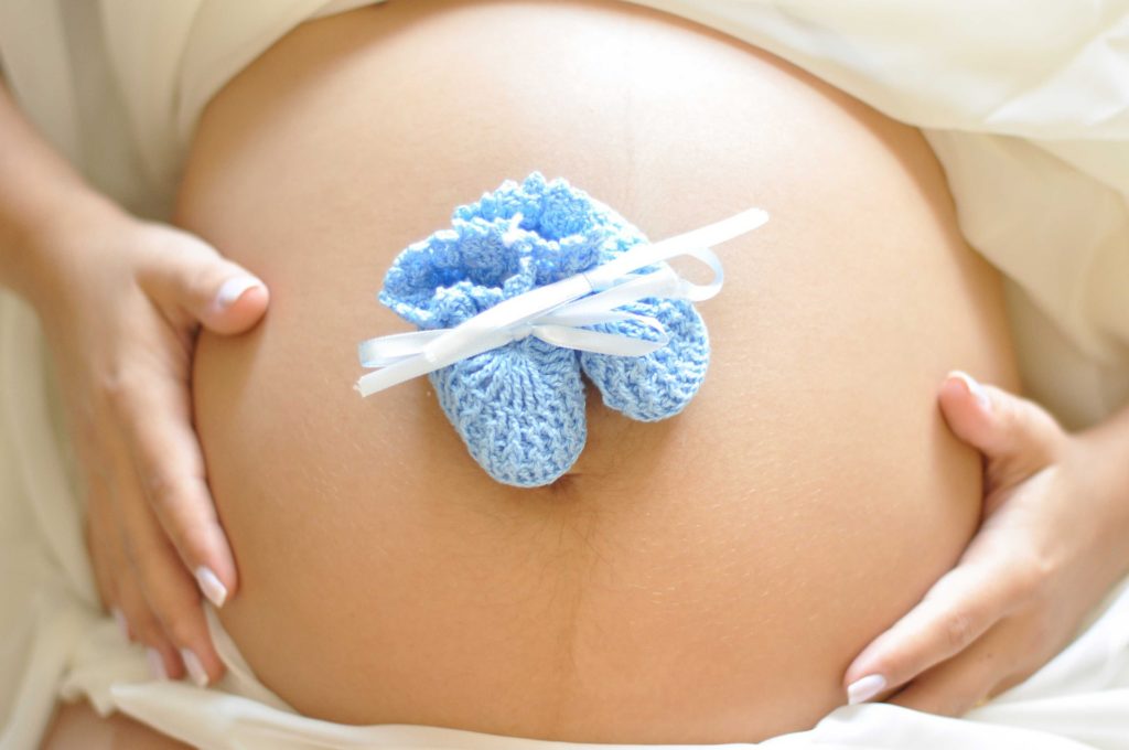 In der 35. SSW beginnt der gesetzliche Mutterschutz. Warum das jetzt auch wichtig ist und wie dein Baby sich auf die Geburt vorbereitet, erfährst du hier.