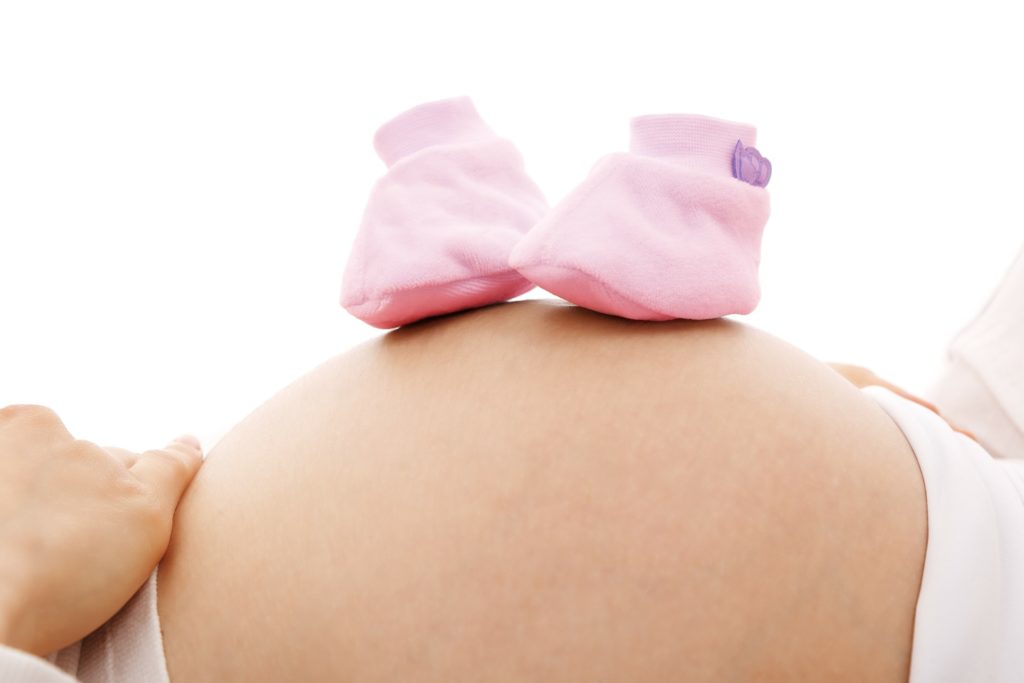 Während der Schwangerschaft wird man mit verschiedenen Mythen konfrontiert. Was wirklich dran ist, fassen wir dir im Artikel zusammen.